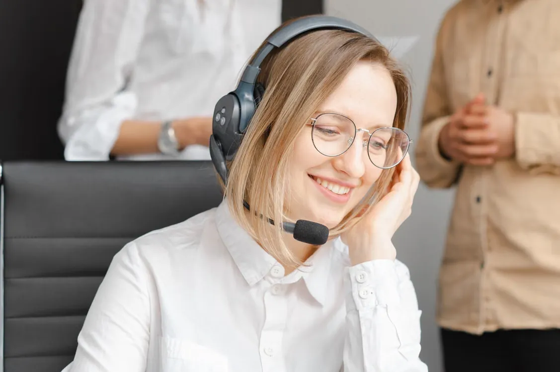 Kundenberaterin mit Headset