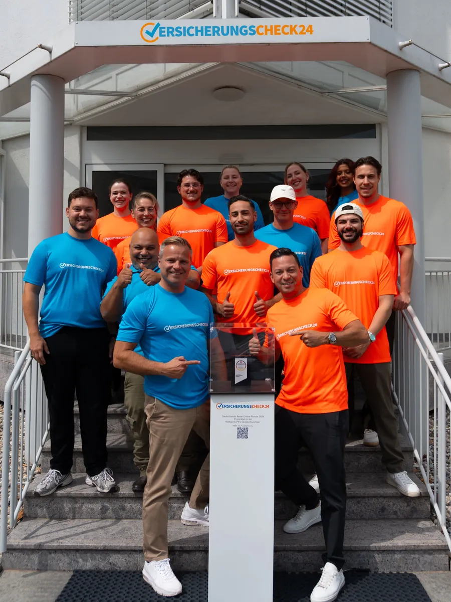 Das VersicherungsCheck24-Team mit Trophäe